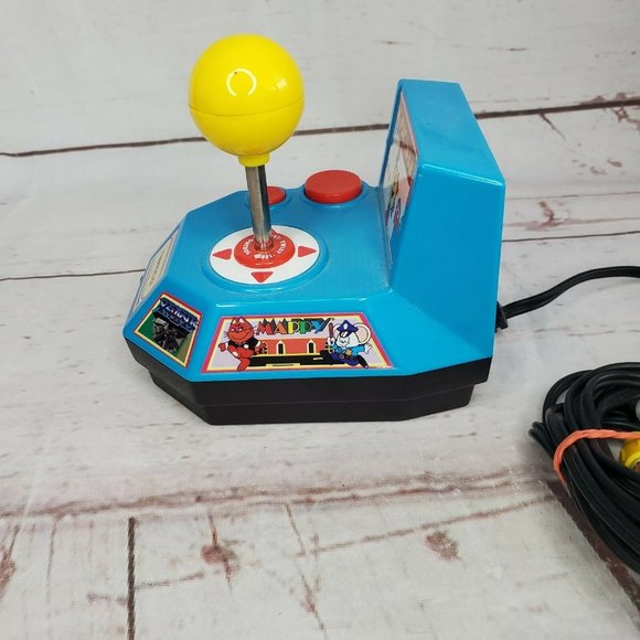 Ms. Pac-Man 5 in 1 Plug and Play 2004 Jakks Pacific TV Namco Game - Picture 5 of 12